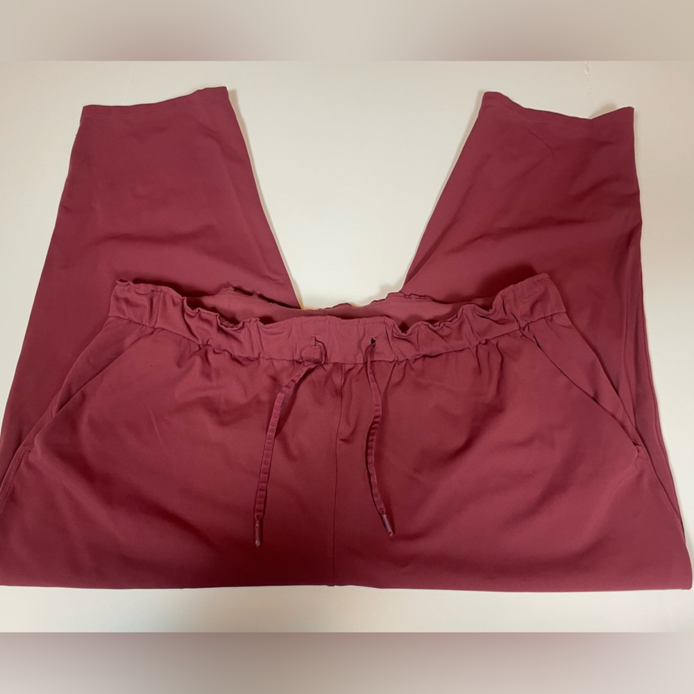 Lululemon On the Fly Cropped Pants size 18